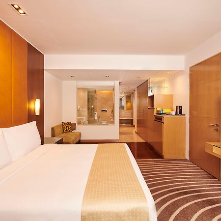 Holiday Inn Mumbai International Airport By Ihg Exterior photo A room at the hotel