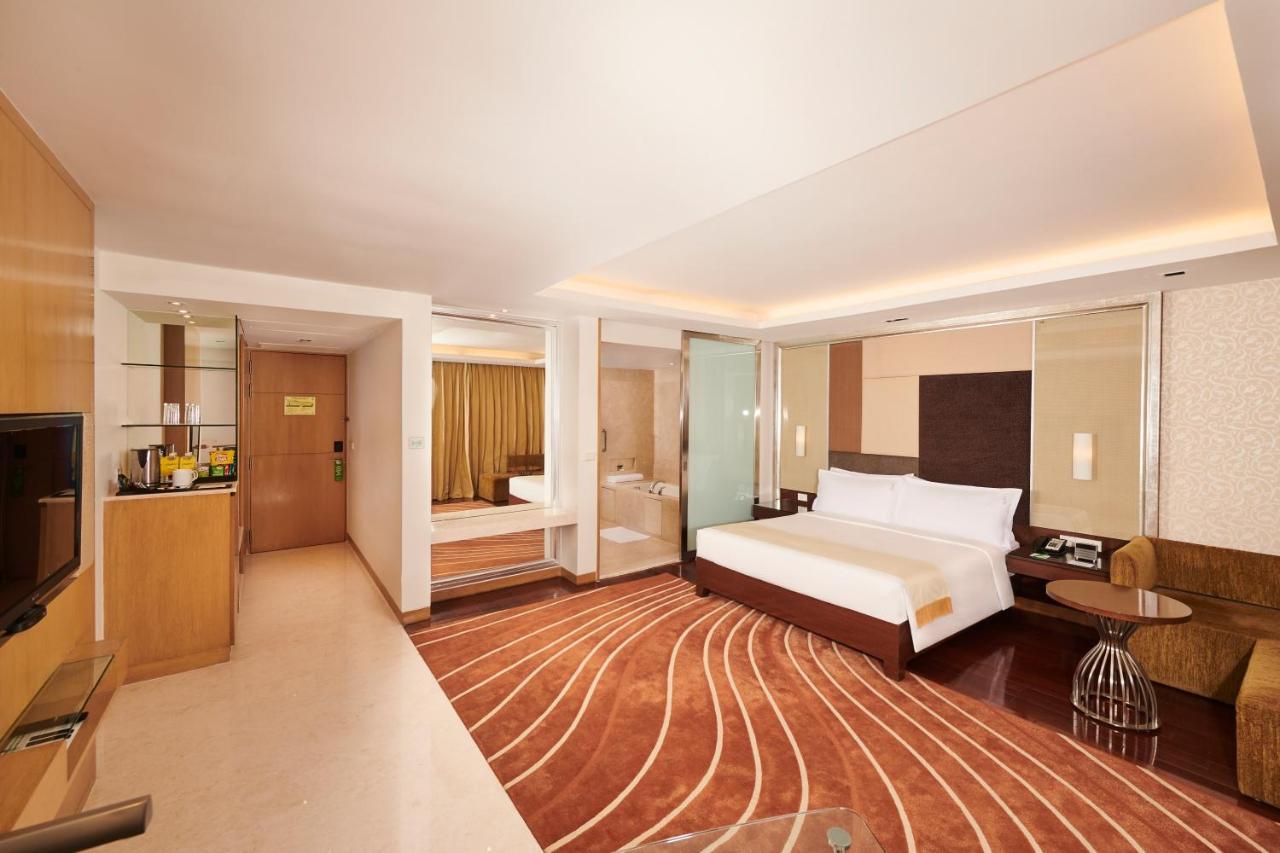 Holiday Inn Mumbai International Airport By Ihg Exterior photo Suite at the Taj Mahal Palace, Mumbai