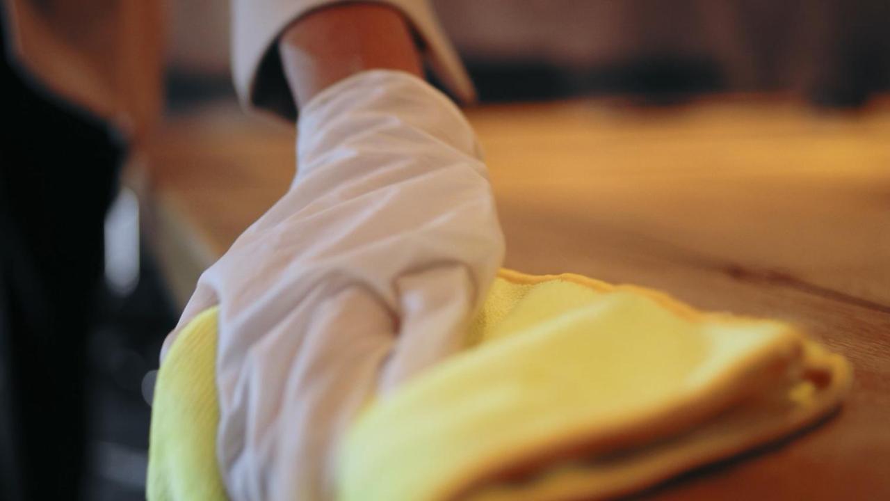 Holiday Inn Mumbai International Airport By Ihg Exterior photo A person receiving a shiatsu massage