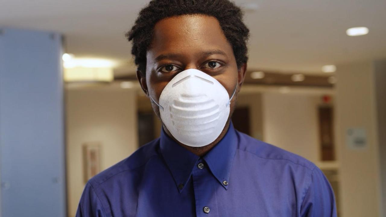 Holiday Inn Mumbai International Airport By Ihg Exterior photo A man wearing a N95 respirator