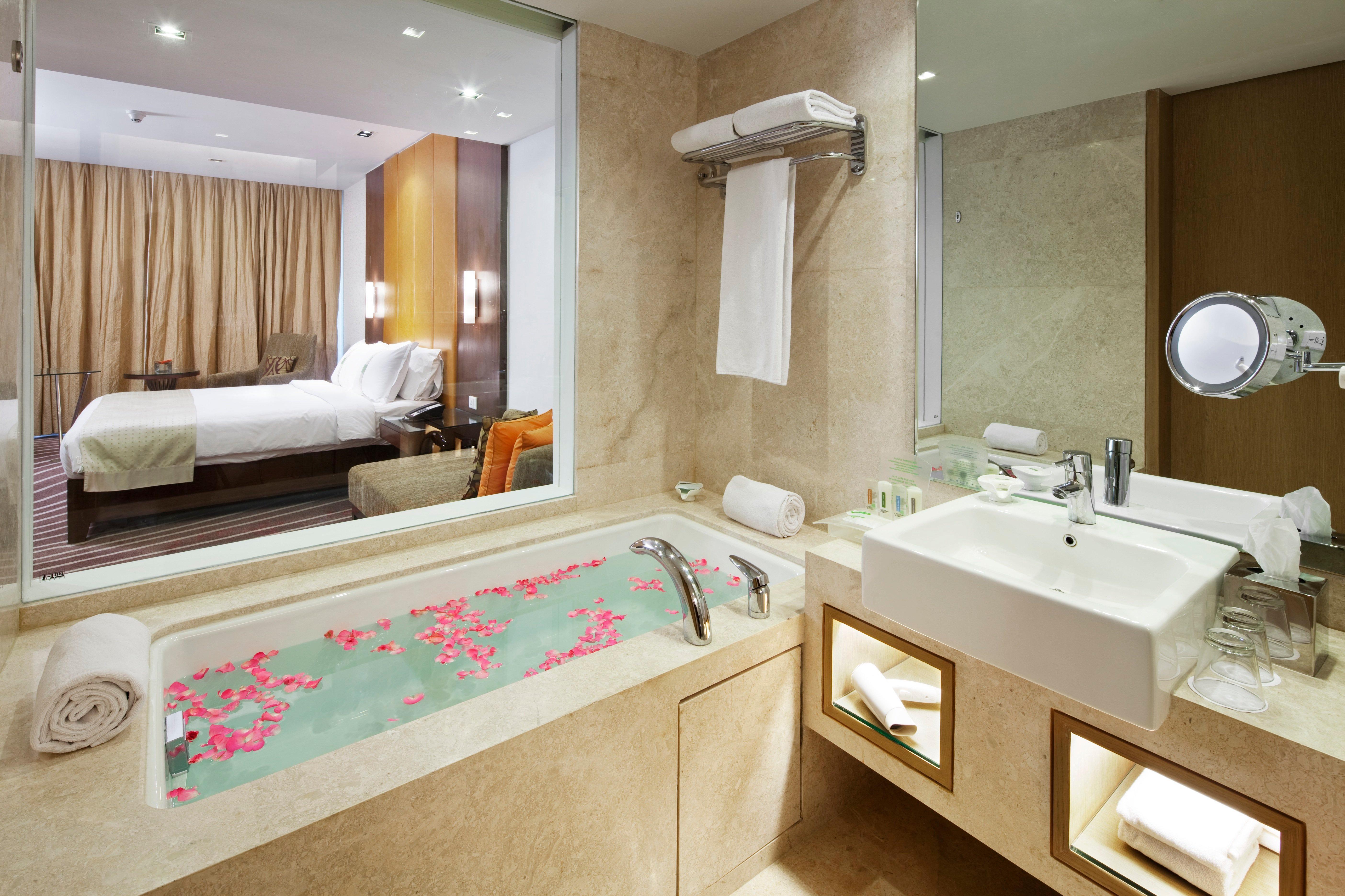 Holiday Inn Mumbai International Airport By Ihg Exterior photo A bathroom in a hotel