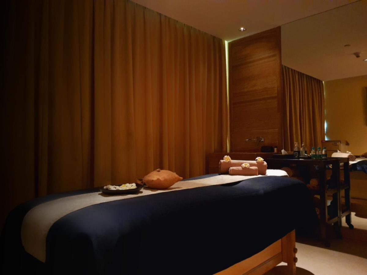 Holiday Inn Mumbai International Airport By Ihg Exterior photo A massage bed