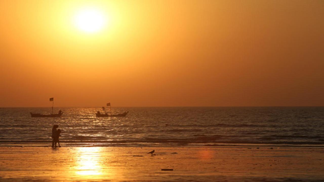 Holiday Inn Mumbai International Airport By Ihg Exterior photo Sunset at the beach