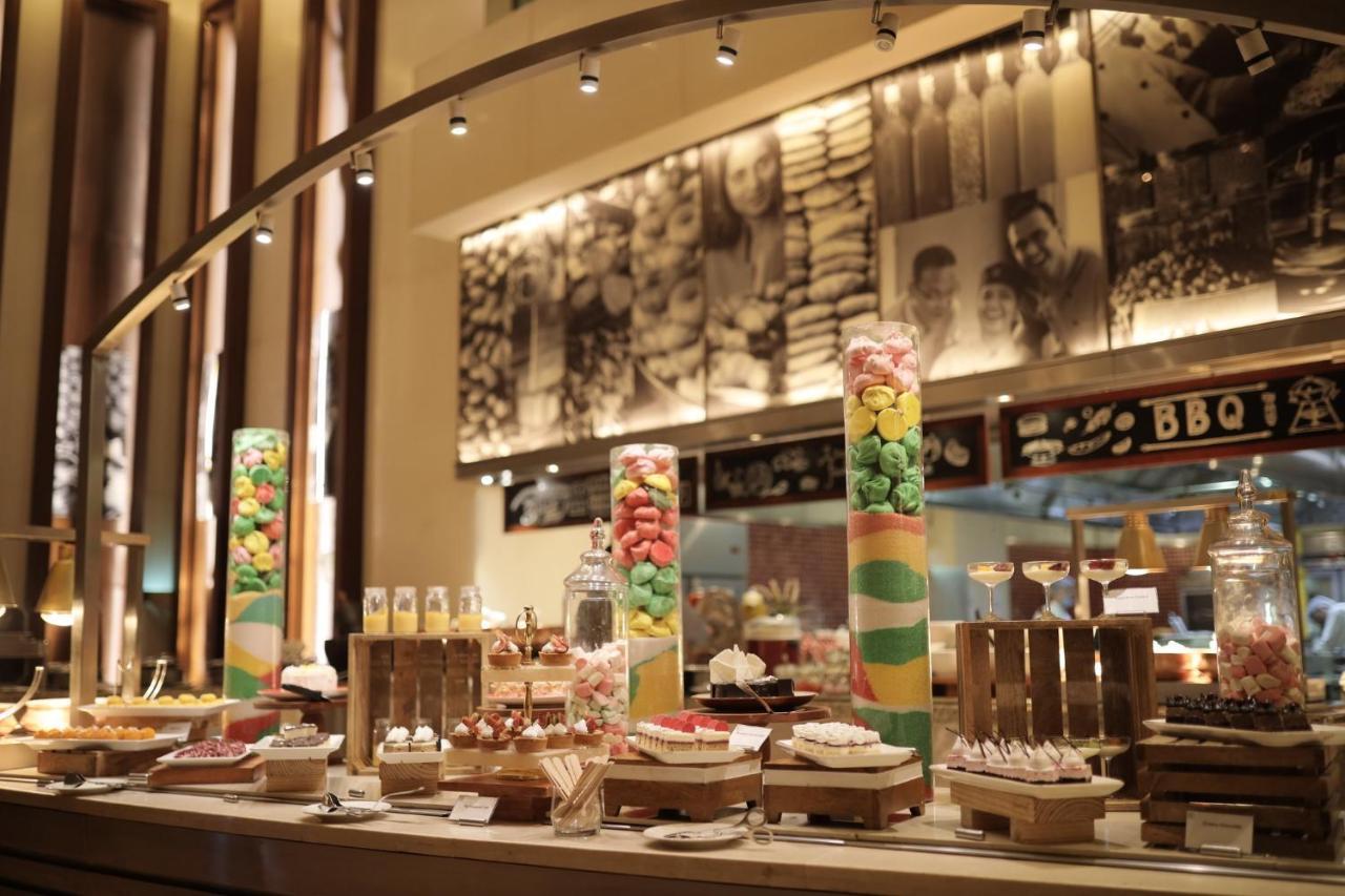 Holiday Inn Mumbai International Airport By Ihg Exterior photo The buffet at the lobby