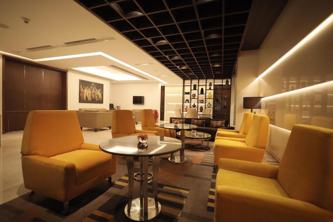 Holiday Inn Mumbai International Airport By Ihg Exterior photo The lounge at the airport
