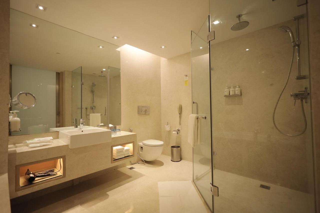 Holiday Inn Mumbai International Airport By Ihg Exterior photo A modern bathroom