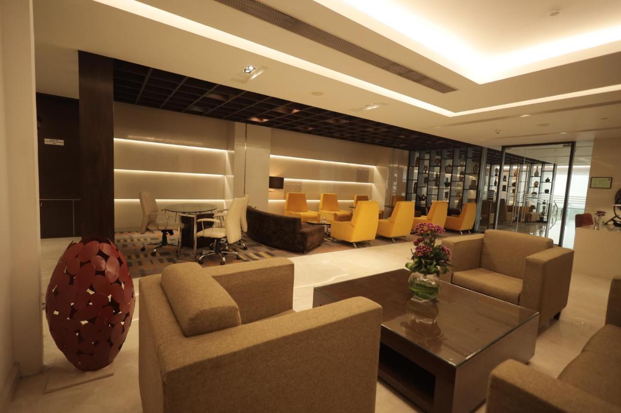 Holiday Inn Mumbai International Airport By Ihg Exterior photo The lounge at the airport