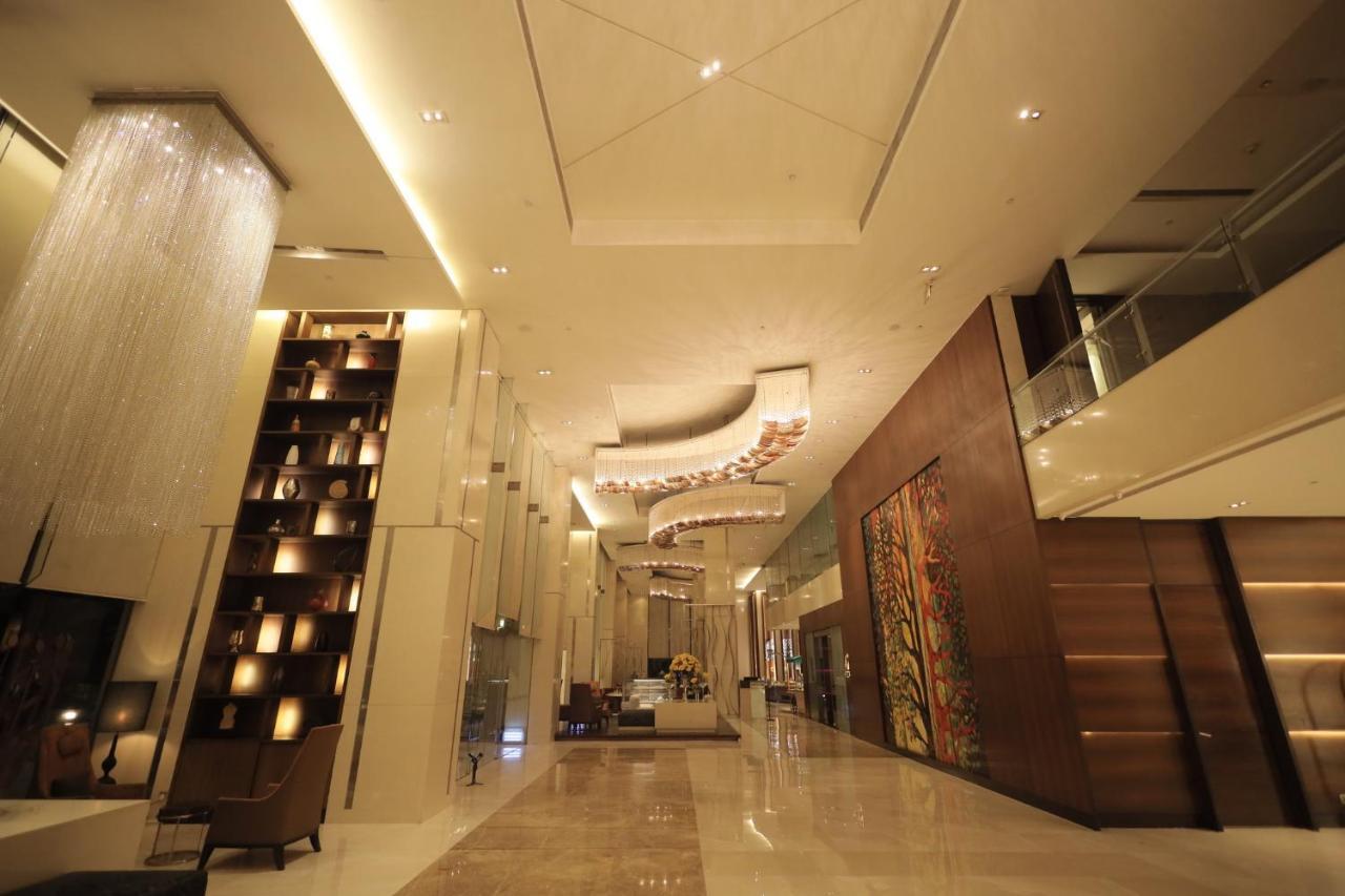 Holiday Inn Mumbai International Airport By Ihg Exterior photo The lobby of the hotel