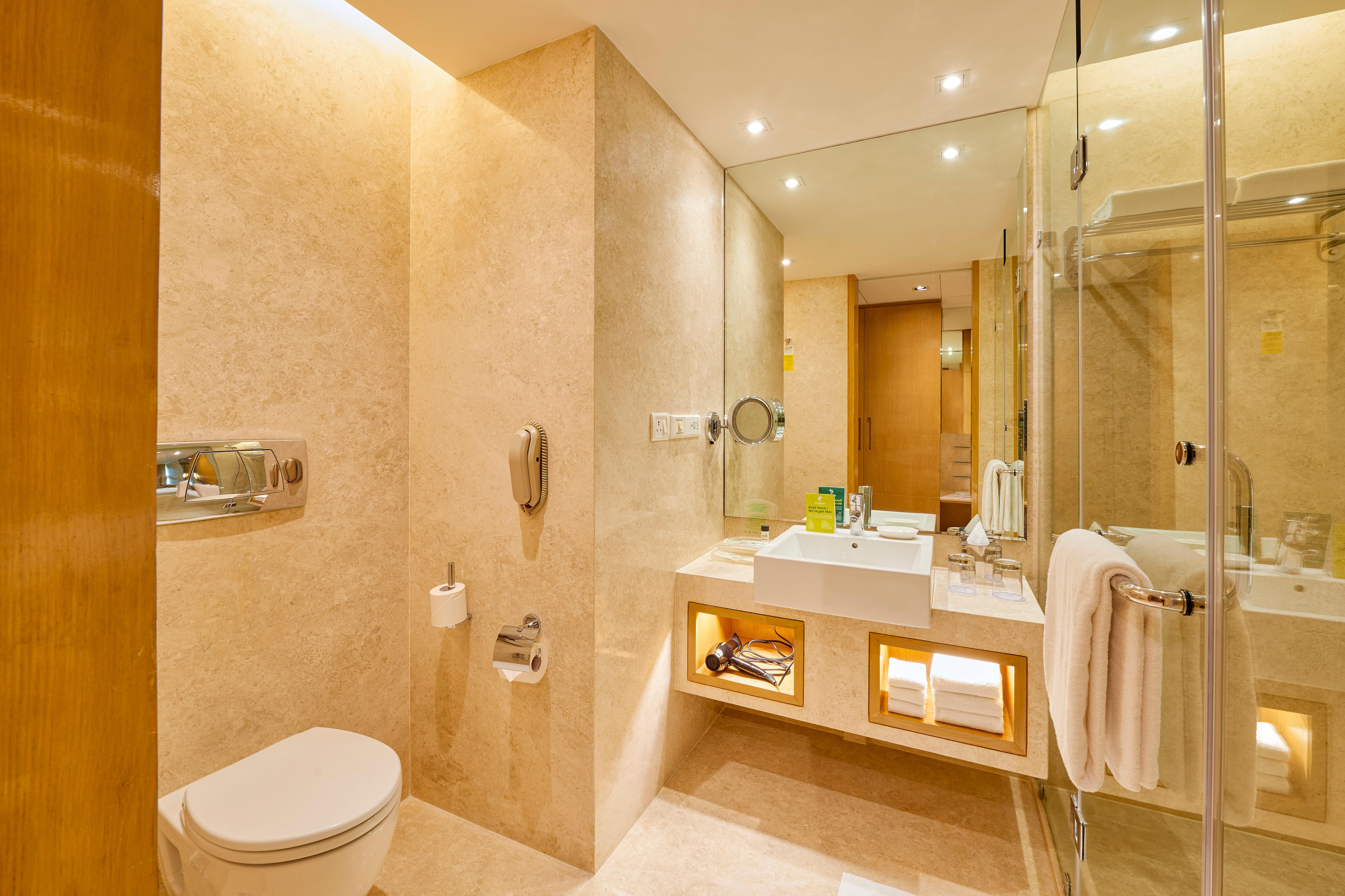 Holiday Inn Mumbai International Airport By Ihg Exterior photo Bathroom