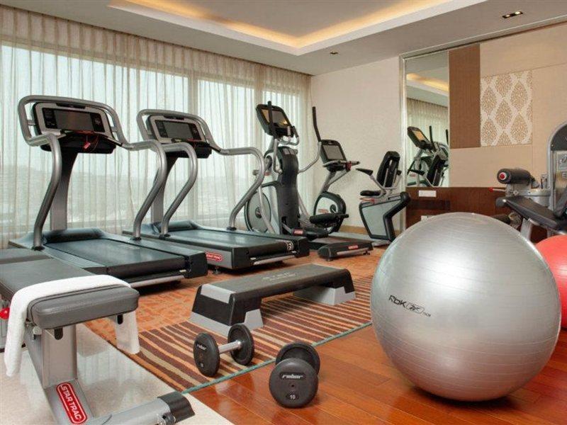 Holiday Inn Mumbai International Airport By Ihg Exterior photo A gym at a hotel